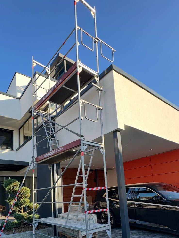 Gerüst mit Treppenaufgang an der Seite eines Wohnhauses